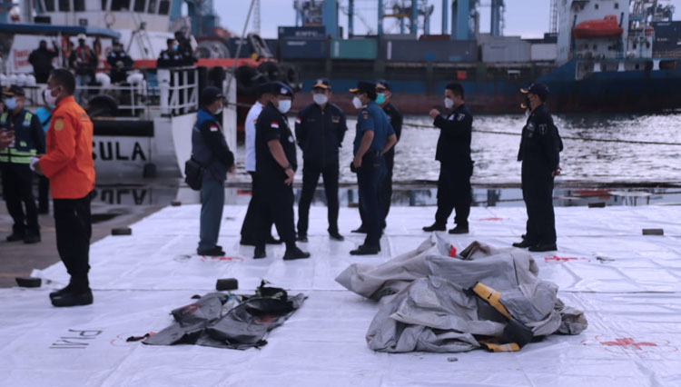 TNI dan Basarnas melakukan pencarian pesawat Sriwijaya SJY-182 di perairan Kepulauan Seribu pada Minggu, (10/1/2021). (Foto: Cokyashar for TIMES Indonesia)