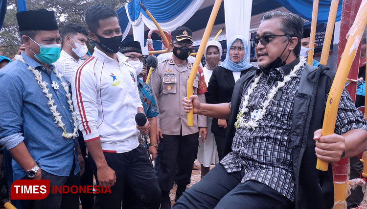 Deputy Head of Commission X DPR RI Dede Yusuf inaugurated an outdoor training facility at Balekambang Football Field, Sukamaju Village, Majalaya District, Bandung Regency, Sunday (10/1/21).(Photo: Iwa/TIMES Indonesia)