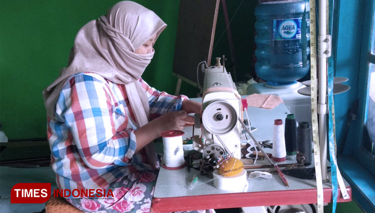 Salah satu Difabel (Tuna Rungu) dari Gerkatin sedang membuat masker yang nantinya akan dibagikan secara gratis untuk masyarakat Kota Malang. (Foto: Rizky Kurniawan Pratama/TIMES Indonesia)