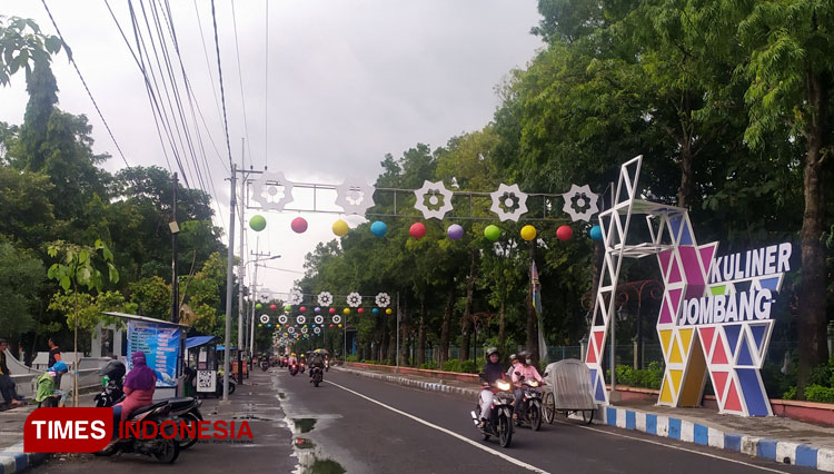 Suasana sore hari Jalan Dr. Soetomo Jombang No. 17. (Foto: Rohmadi/TIMES Indonesia)
