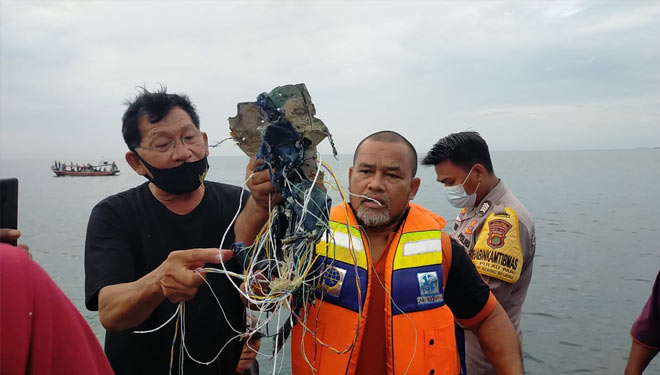 Masyarakat di kepulauan Seribu saat menemukan sampah yang diduga sebagai puing-puing Pesawat Sriwijaya Air (foto: Sumber/Istimewa)