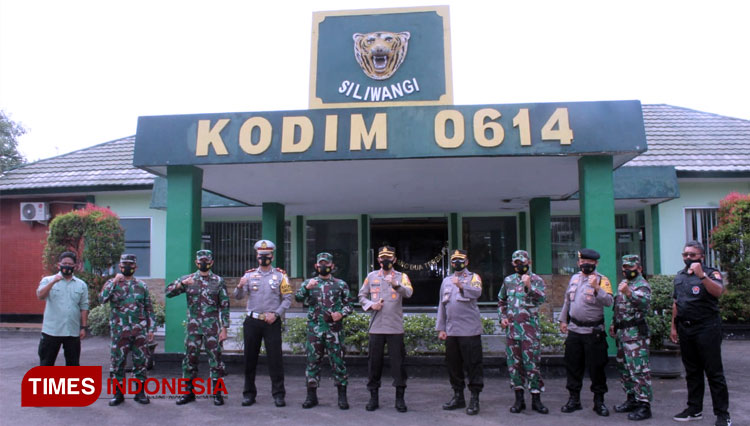 foto bersama Kapolres Cirebon Kota, AKBP Imron Ermawan saat melakukan silahturahmi ke Kodim 0614/Kota Cirebon (FOTO: Humas Kapolres Ciko For Times Indonesia)