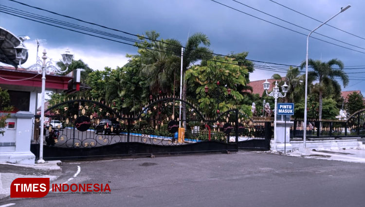 Jalan utama masuk kompleks kantor Bupati Ngawi ditutup pada hari pertama PPKM. (FOTO: Ardian Febri Tri H/TIMES Indonesia)