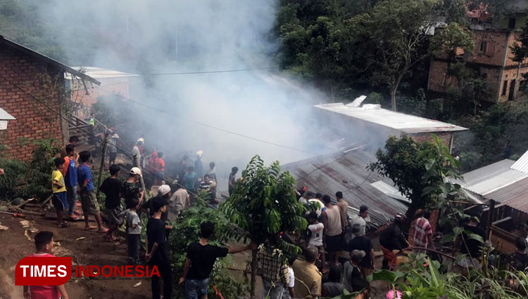 Petugas saat memadamkan api. (Foto:Novrico Saputra/TIMES Indonesia)