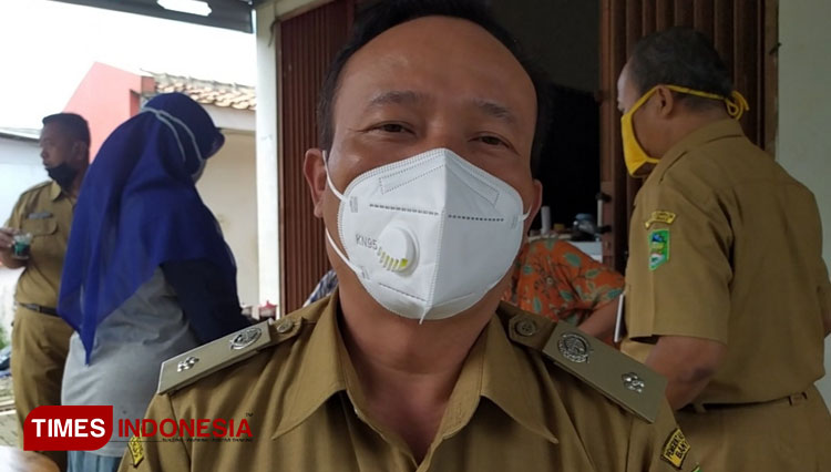 Kepala Desa Wangon Supriyadi saat menjelaskan Penerapan Pembatasan Kegiatan Masyarakat bertepatan dengna pembagian Bansos.(FOTO : Sutrisno/TIMES Indonesia)
