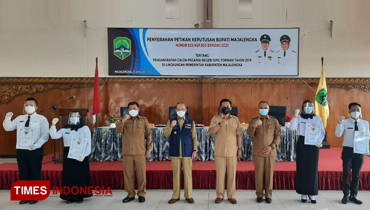 Bupati dan Wakil Bupati Majalengka dan Sekda Kabupaten Majalengka foto bersama seusai serahkan SK CPNSFormasi 2019 Kepada 148 Orang. Foto: Diskominfo Majalengka for TIMES Indonesia.