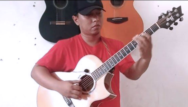 Alief Gustakhiyat atau Alip Ba Ta, petikan gitarnya banyak dikagumi musisi termasuk Yayuk vokalis asal Ponorogo. (Foto: Screenshot youtube/TIMES Indonesia)