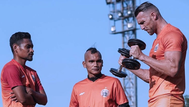 Para pemain senior Persija Jakarta saat mengikuti kegiatan latihan bersama di lapangan (foto: Instagram/Persija)