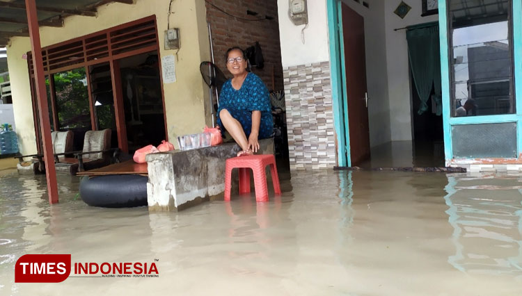 12 Hari Banjir Belum Surut, Warga di Desa Jombok Jombang Mulai Terserang Gatal dan Demam