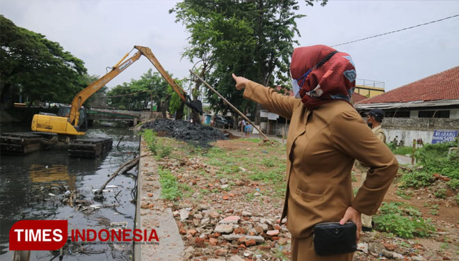 Wakil Wali Kota Cirebon Eti Herawati saat meninjau pengerukan sungai Sukalila, Kota Cirebon (Foto : ayu lestari / TIMES INDONESIA)