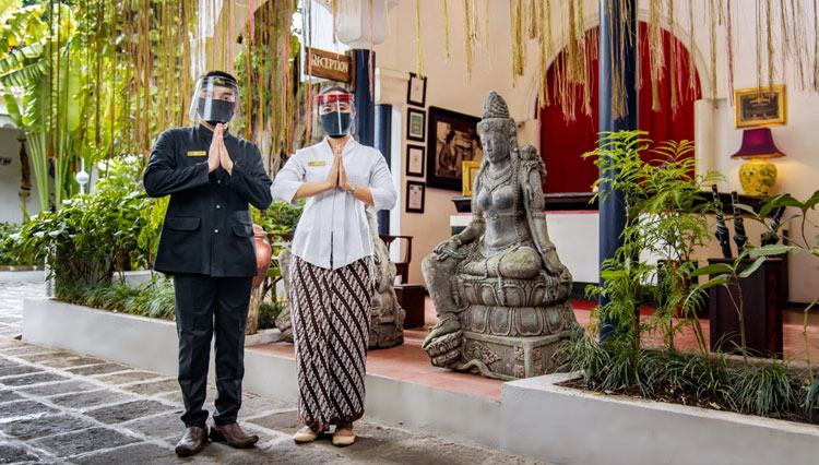 The receptionist of Tugu Hotel Blitar always ready to welcome you with smile. (Photo: Hotel Tugu)