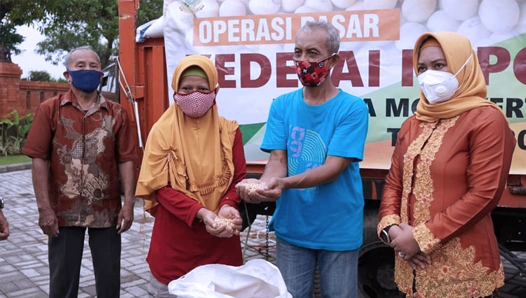 Wali Kota Mojokerto, Ika Puspitasari saat menyerahkan bantuan kedelai secara simbolis di Rumah Rakyat Mojokerto (FOTO: Dok. Humas Pemkot)