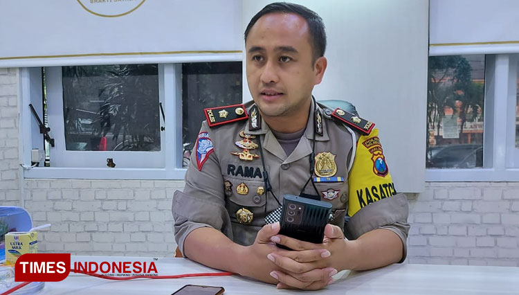 Kasatlantas Polresta Malang Kota, Kompol Ramadhan Nasution saat ditemui di ruang kerjanya. (Foto: Rizky Kurniawan Pratama/TIMES Indonesia)