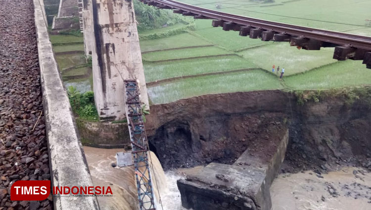 Rel KA Lintas Jakarta Surabaya rusak a