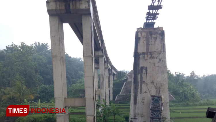 Rel KA Lintas Jakarta Surabaya rusak b