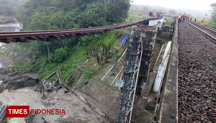 Fondasi jembatan nomor BH 1120 km 305+5/6 jalur hulu antara Linggapura-Bumiayu yang tergerus. (FOTO: Humas Daop 5 Purwokerto for TIMES Indonesia)