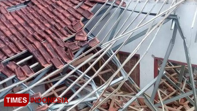 Sekolah yang ambruk di Ciamis. (Foto: Natasya/TIMES Indonesia)