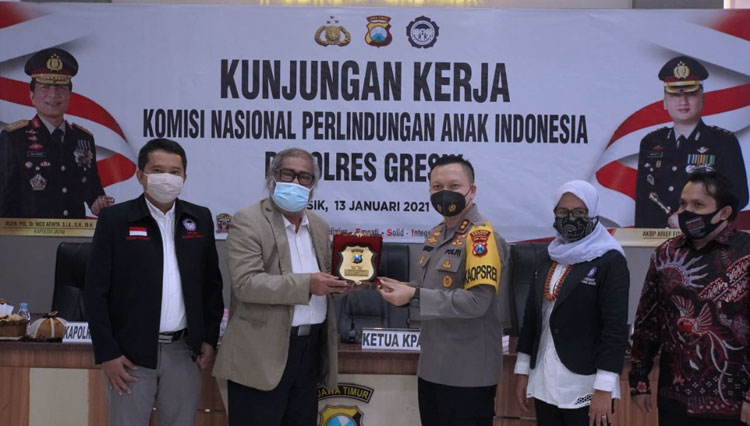 Kapolres AKBP Arief Fitrianto saat mendapat penghargaan dari Ketua KPAI Arist Merdeka Sirait (Foto: Humas Polres Gresik for TIMES Indonesia)