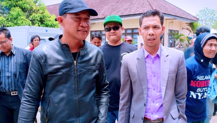 Ketua Komite Rakyat Pemberantasan Korupsi (KRPK) Blitar, M Triyanto (bertopi). (Foto: Istimewa)