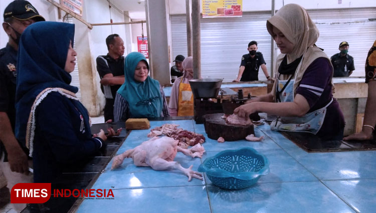 Aktivis pedagang daging ayam di lantai atas pasar induk Bondowoso. Tampak sejumlah lapak masing terlihat kosong (FOTO: Moh Bahri/TIMES Indonesia).