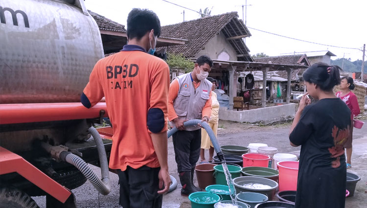 Petugas BPBD Kabupaten Malang ketika melakukan droping air bersih. (Foto: BPBD Kabupaten Malang for TIMES Indonesia)