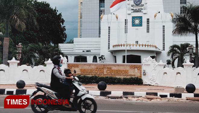 Trotoar di depan Balai Kota Cirebon, Jalan Siliwangi. yang hampir rampung pengerjaannya. (Foto: Ayu Lestari/ TIMES Indonesia)