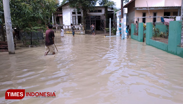 Banjir di Kecamatan Waled Kabupaten Cirebon. (Foto: Dede Sofiyah/TIMES Indonesia)