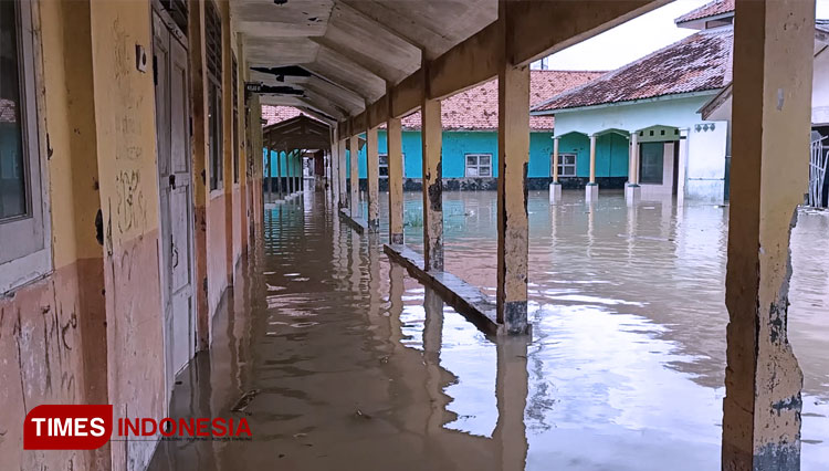 Banjir rob yang merendam sekolah SD di pesisir Indramayu. (FOTO: Muhamad Jupri/TIMES Indonesia)