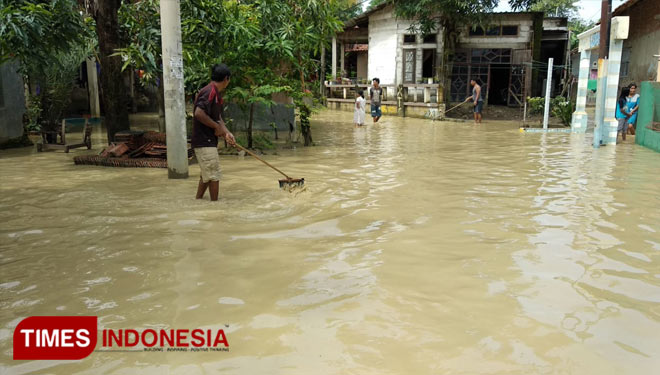 Masyarakat desak Pemkab Cirebon tangani banjir (Foto: Dede Sofiyah/TIMES Indonesia)
