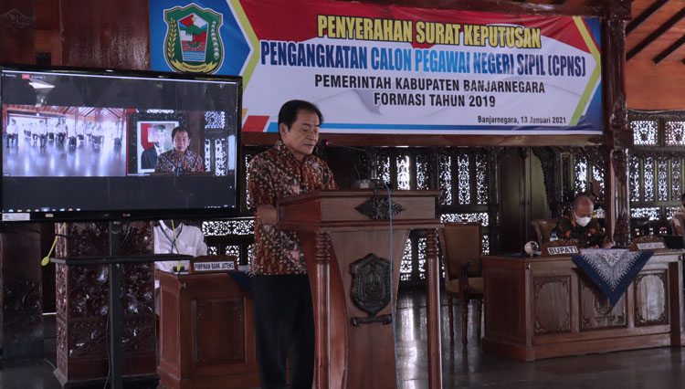 Bupati Banjarnegara Budhi Sarwono, saat penyerahan SK 376 CPN formasi tahun 2019. (FOTO: Kominfo for TIMES Indonesia)