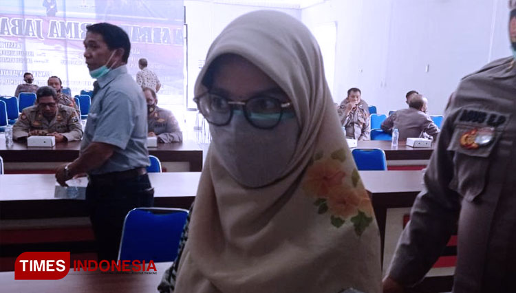 Sekretaris Dinas Kesehatan sekaligus Juru Bicara Satgas Covid-19 Kabupaten Tuban, Endah Nurul Khomariyati, Rabu, (13/01/2021). (FOTO: Achmad Choirudin/TIMES Indonesia)