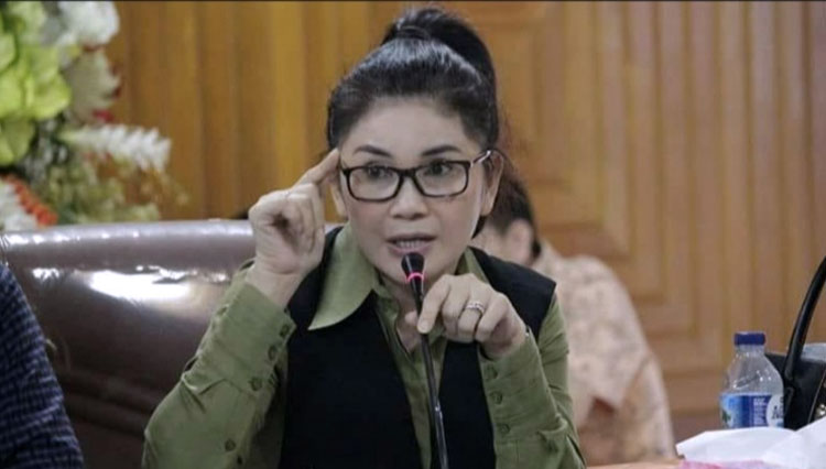 Ketua Komisi IX DPR RI, Felly Estelita Runtuwene saat mengikuti rapat di Senayan Jakarta (foto: Instagram/Felly Estelita)