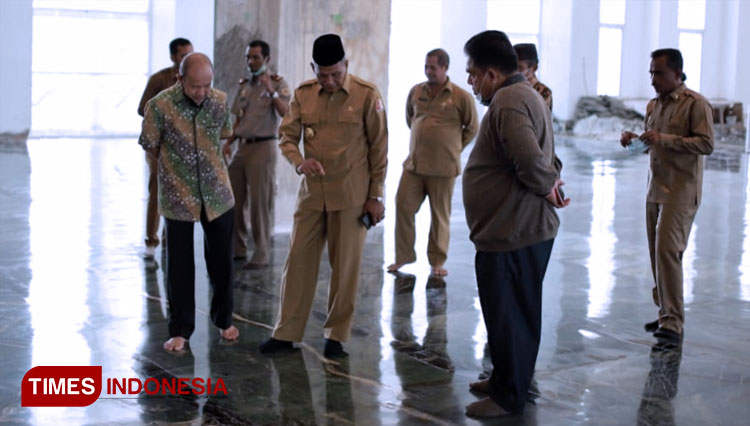 Bupati Nagan Raya, HM Jamin Idham (menggunakan peci) bersama Bupati Aceh Tamiang, H Mursil SH M.Kn saat melihat salah satu bagian lantai 'Masjid Giok' di Nagan Raya, Aceh (FOTO: T. Khairul Rahmat Hidayat/MG Times Indonesia)