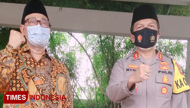(ki-ka) Ketua MUI Jatim Hasan Mutawakkil Alallah bersama Kapolda Jatim Irjen Pol Nico Afinta. (Foto: Dok.TIMES Indonesia) 