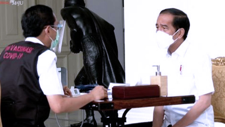 Presiden RI Jokowi saat menjalani proses vaksinasi Covid-19. (FOTO: Biro Pers Istana Kepresidenan).