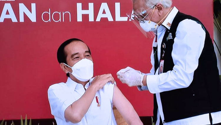 Presiden RI Jokowi menjalani vaksinasi Covid-19. (FOTO: Setkab)