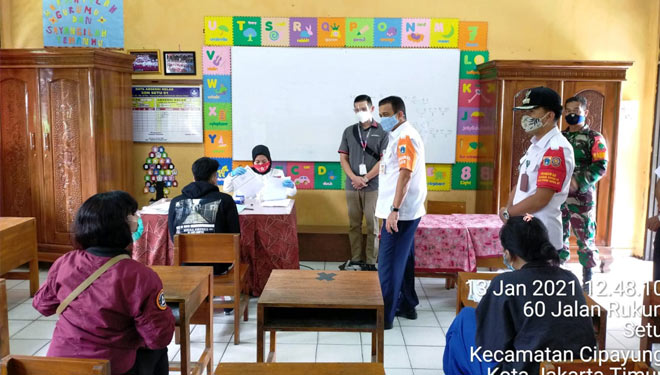 Wali Kota Administrasi Jakarta Timur, M. Anwar didampingi Camat Cipayung, Fajar Eko Satrio dan Lurah Setu, Jenuri saat meninjau langsung pendistribusian BST di SD 01 Setu, Cipayung Jakarta Timur. (Foto: Kominfotik Jakarta Timur) 