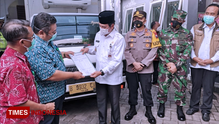 Wakil Bupati Gresik Moh Qosim saat menerima secara simbolis Vaksin Covid-19 Sinovac (Foto: Akmal/TIMES Indonesia)