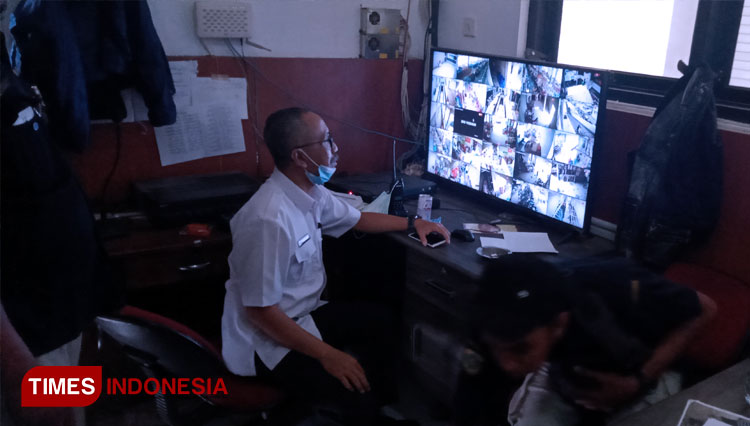 Kepala UPT Pasar Induk Bondowoso menunjukkan monitor pantau CCTV di pasar induk setempat (FOTO: Moh Bahri/TIMES Indonesia).