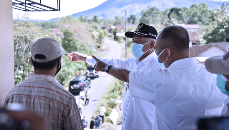 Bupati Sleman Sri Purnomo ketika mengecek kesiapan sarana dan prasarana untuk evakuasi warga lereng Gunung Merapi. (FOTO: Pemkab Sleman for TIMES Indonesia)
