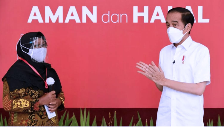 Presiden Joko Widodo saat berdialog dengan Narti usai terima Vaksin Covid-19. (Foto: BPMI Setpres/Muchlis Jr) 