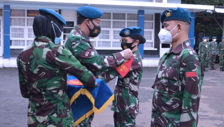 Kepala RSAU dr Esnawan Antariksa Kolonel Kes dr.Mukti Arja Berlian Sp.PD menyematkan tanda tim Penegak Prokes. (foto: RSAU dr Esnawan Antariksa)