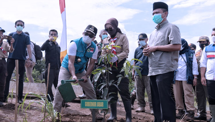 Gubernur Jabar Ridwan Kamil didampingi Bupati Bandung terpilih HM Dadang Supriatna dan Ketua Pramuka Jabar Atalia Pratatya saat menanam pohon di Sektor 6 Citarum Harum, Kec Bojongsoang, Kab Bandung, Selasa (13/1/2021) (FOTO: Humas Jabar)