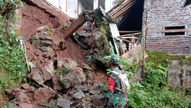 Salah satu pondasi rumah Carno yang tergerus longsor. (Foto: Pendim Cilacap For TIMES Indonesia)