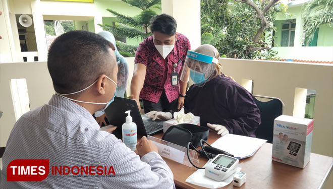 Simulasi pemberian vaksinasi di Kantor Dinas Kesehatan Kota Cirebon (Foto: Ayu Lestari/TIMES Indonesia)