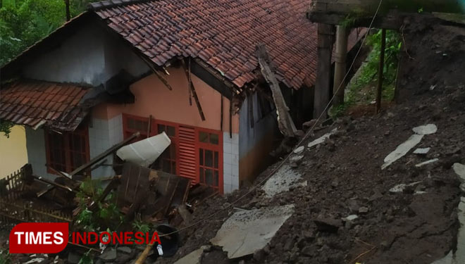 Tanah longsor akibat sumbatan saluran air. (Foto: Dede Egi Kepala Desa Buniasih for TIMES Indonesia)