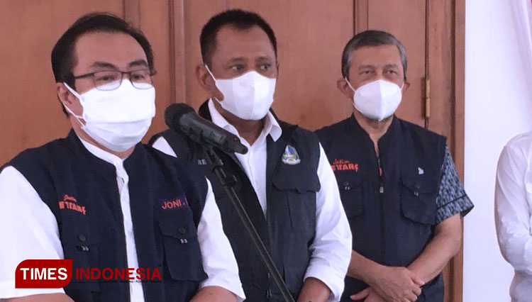 Ketua Satgas Kuratif Covid-19 Jatim, dr Joni Wahyuhadi saat memaparkan persiapan jelang pelaksaan vaksinasi Covid-19 pertama di Gedung Grahadi, Rabu (13/1/2021). (Foto: Lely Yuana/TIMES Indonesia)