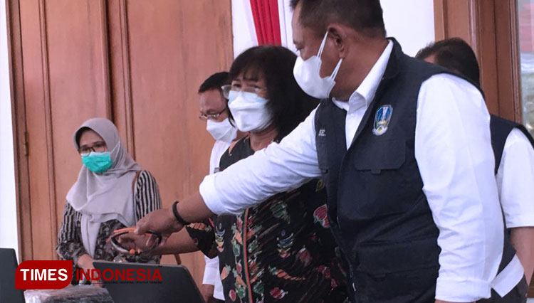 Sekdaprov Jatim Heru Tjahjono saat menunjukkan persiapan meja pelaksanaan vaksinasi di Grahadi, Rabu Rabu (13/1/2021). (Foto: Lely Yuana/TIMES Indonesia) 