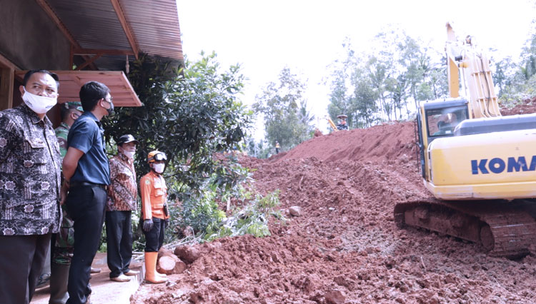 Bupati Banjarnegara tinjau evakuasi tanah longsor di ruas jalan Glempang Mandiraja. (FOTO: Kominfo for TIMES Indonesia)