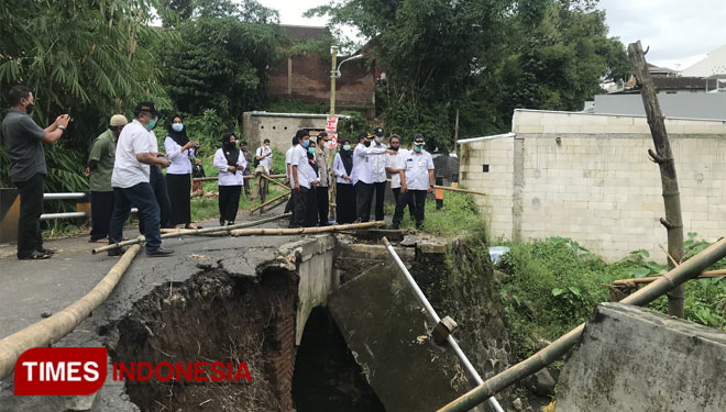 Wali Kota Malang, Sutiaji bersama DPUPRPKP dan seluruh jajaran saat meninjau jembatan bandulan yang baru saja ambrol akibat tergerus air hujan, Rabu (13/01/2021). (Foto: Rizky Kurniawan Pratama/TIMES Indonesia)